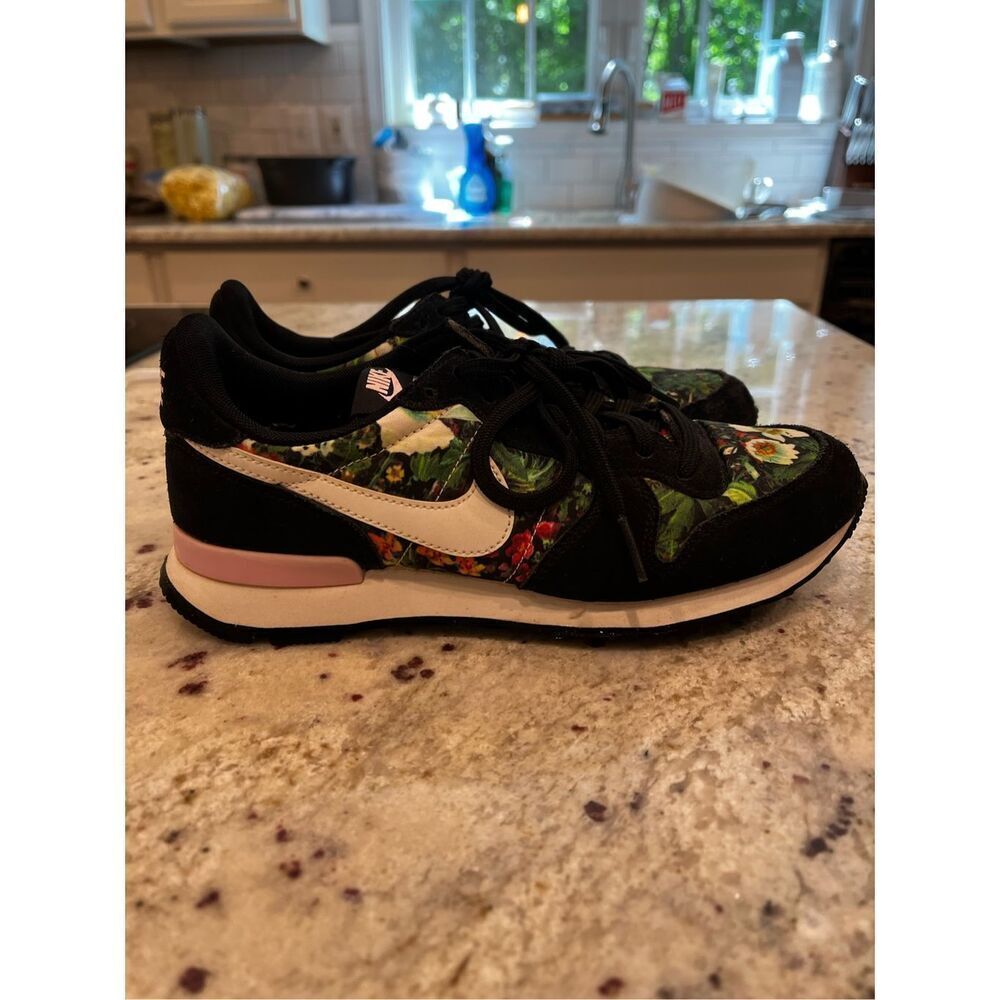 Nike Internationalist Floral Spring Garden Sneaker sz 6.5 EUC